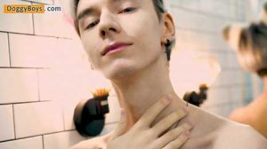 El pequeño jovencito de 19 años Karol Gajda se ve lindo como un botón con sus orejitas peludas en la parte superior de su cabeza cuando llega al baño listo para divertirse un poco en la ducha.